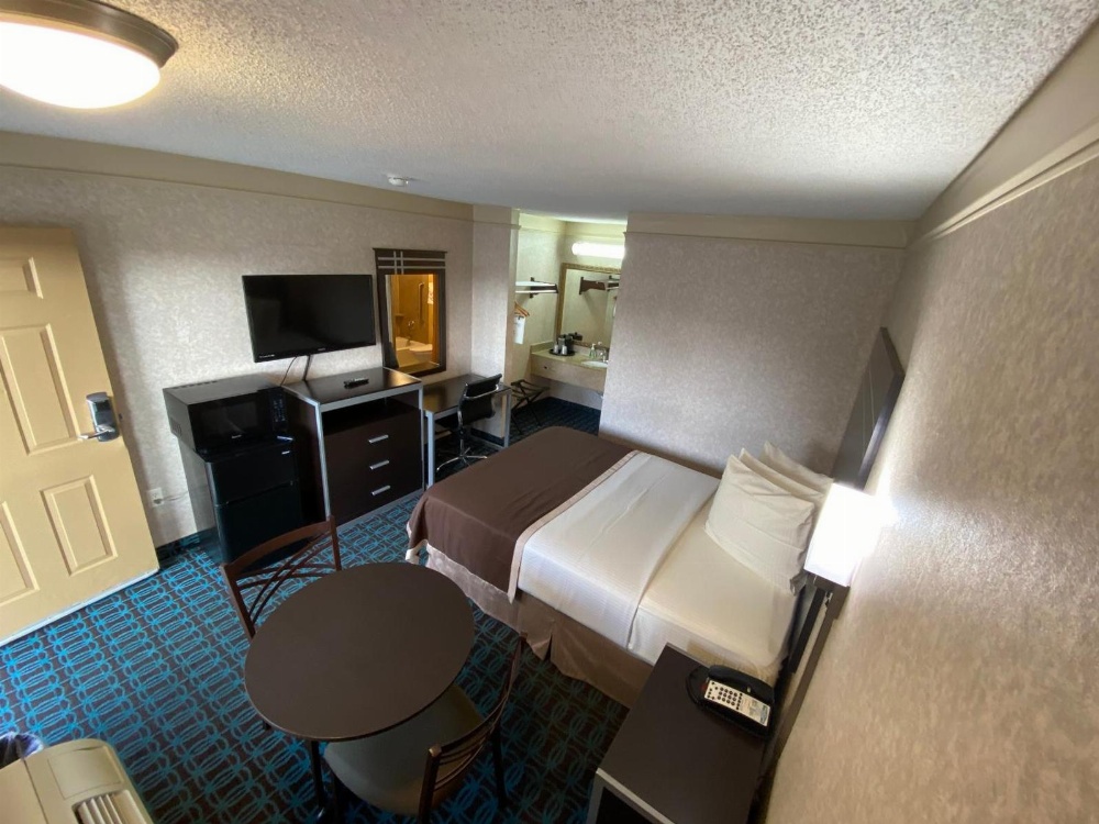 Deluxe Inn - Fayetteville I-95 Main image