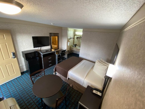 Deluxe Inn - Fayetteville I-95 image 2